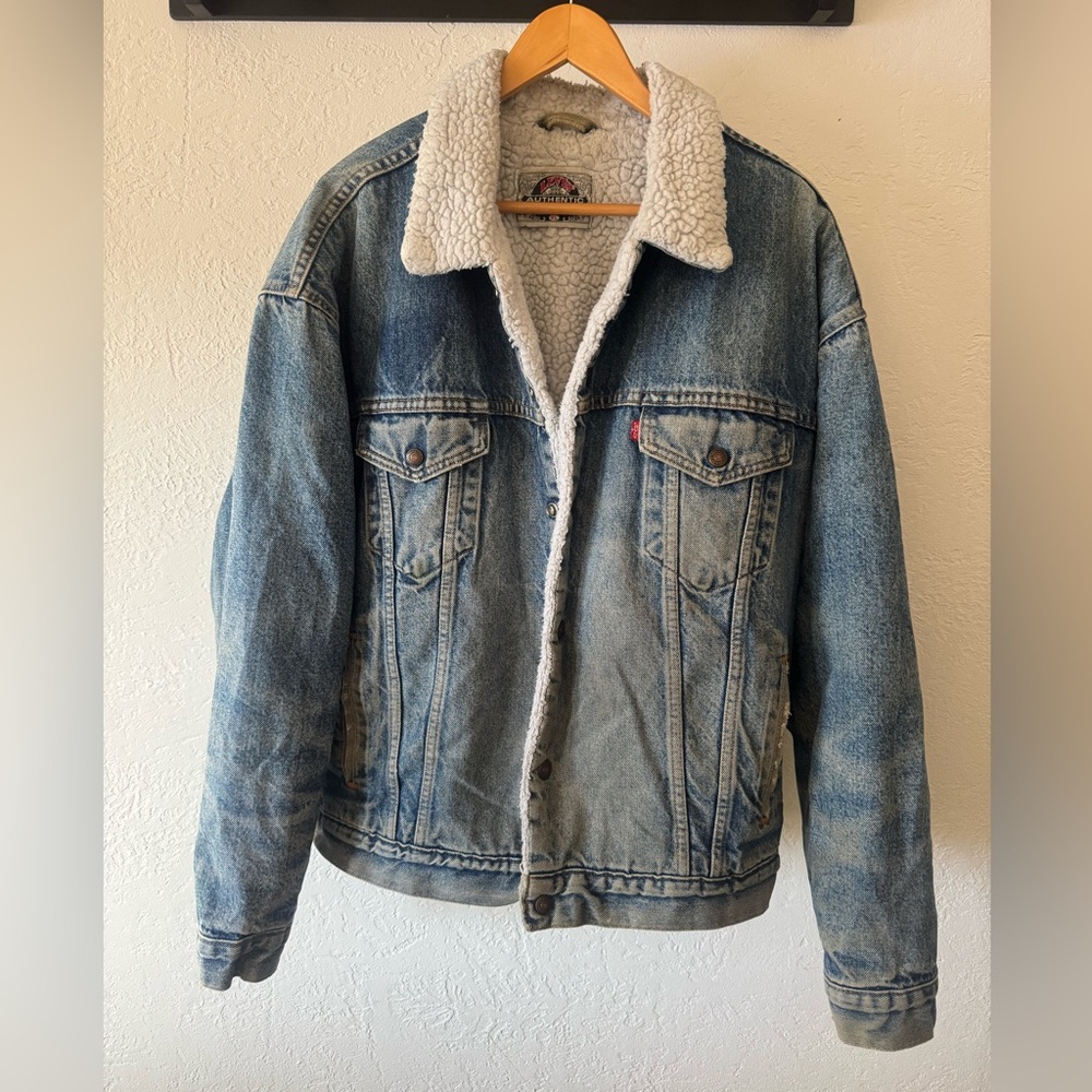 Vintage Levi's Classic Blue Faded Denim Jacket with Sherpa Lining sz XL